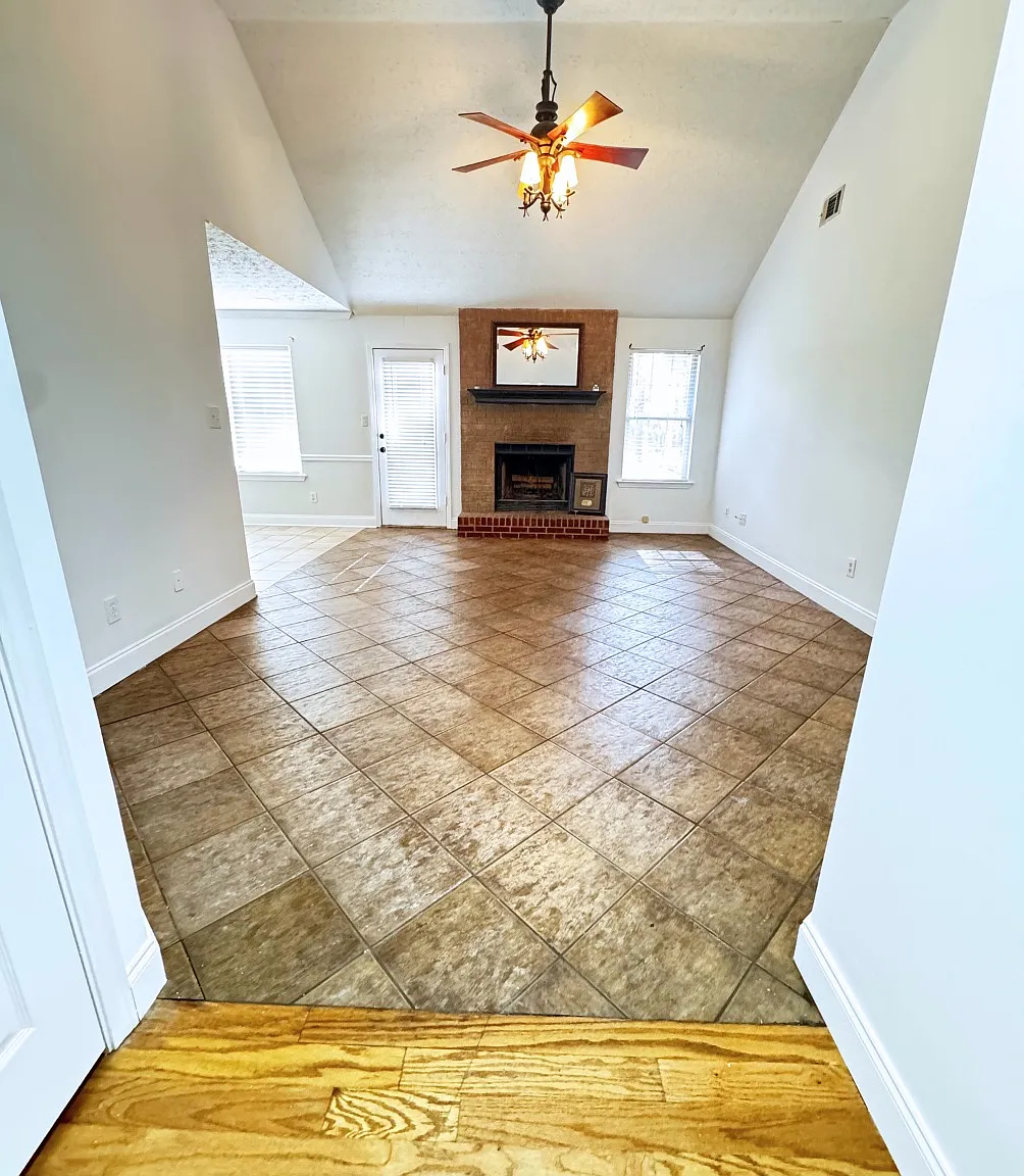 3 bed, 1238 sqft, $2,100 — Photo 2