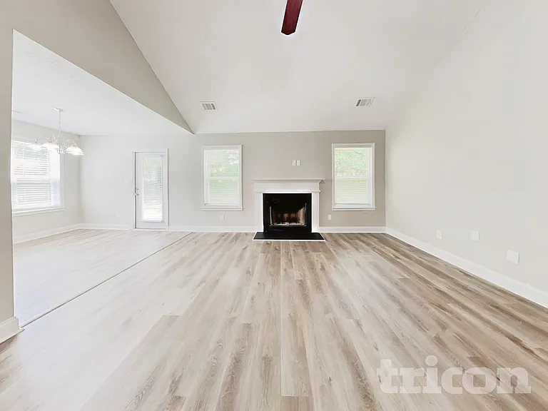 215 Comet Ct — Photo 3
