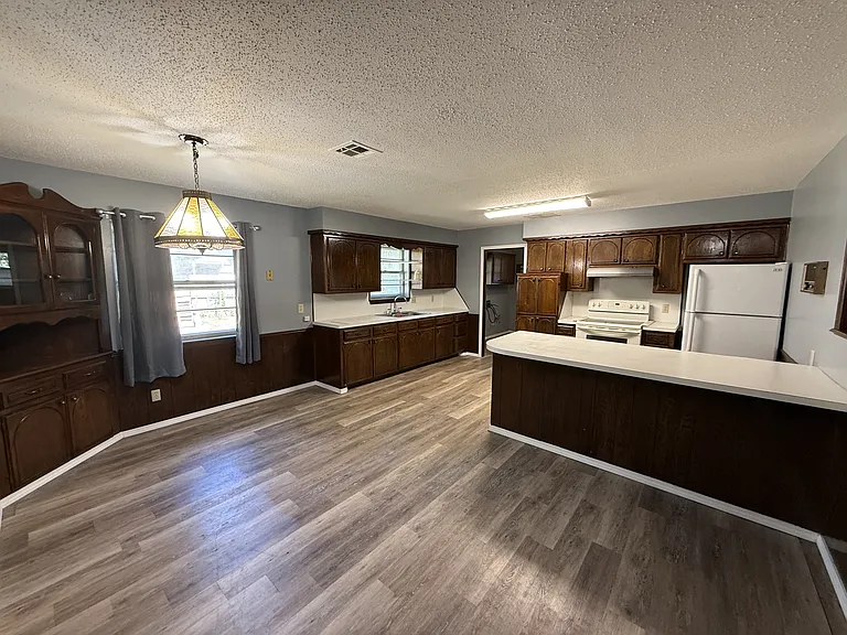 901 N Oak Ave — Photo 2