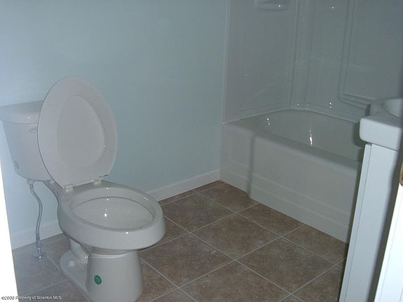 5th image of 828 E Lackawanna Ave