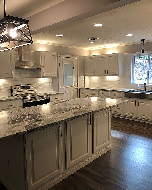 Beautiful spacious kitchen