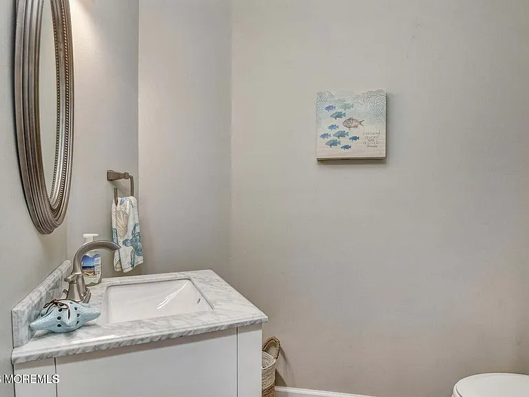 606 Bay Ave #6 — Photo 16