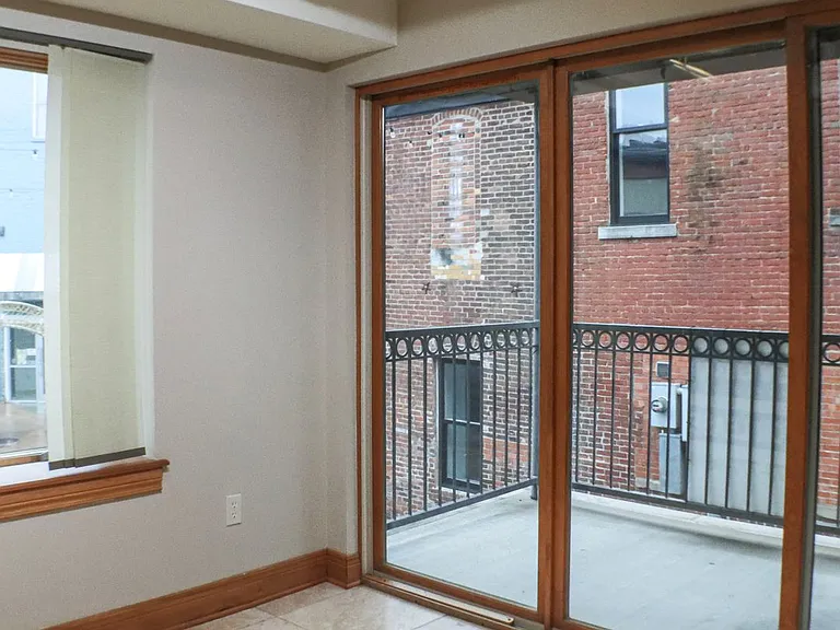 904 E Broadway — Photo 5