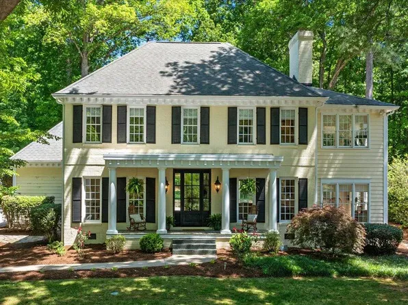 221 Lochwood West Dr, Cary, NC 27518