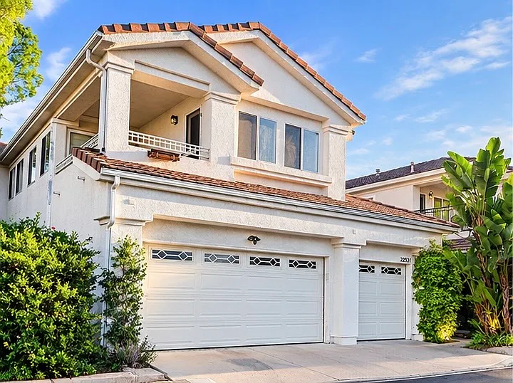 4 bed, 3.5 bath, 3149 sqft, $8,193 — Photo 2