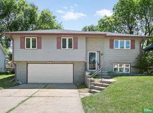 15179 R St, Omaha, NE 68137