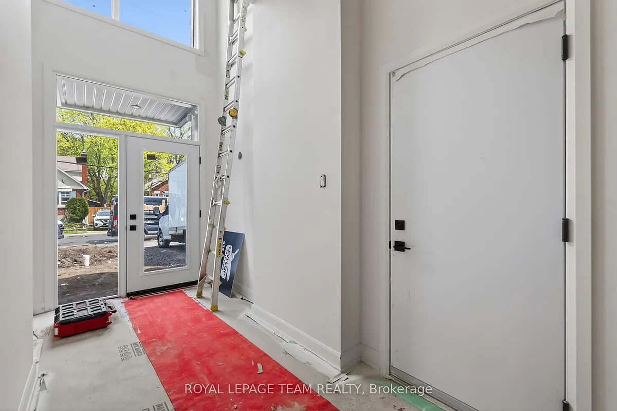 Building Photo - 608 Tweedsmuir Ave #A