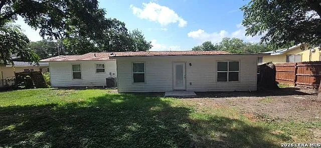 4 bed, 2.0 bath, 1300 sqft, $2,000 — Photo 4