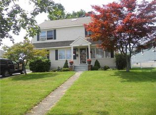 1129 Hope St, Bristol, RI 02809