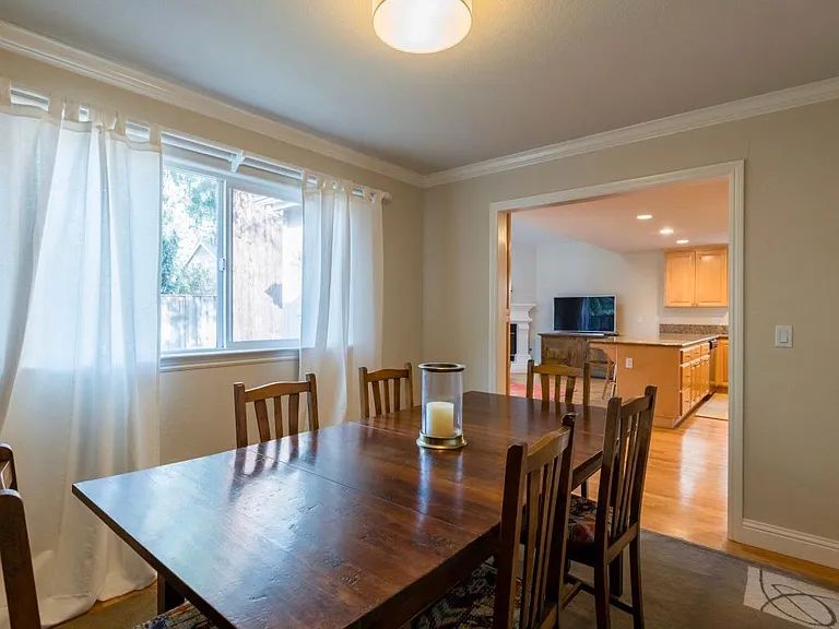 560 Barron Ave — Photo 8