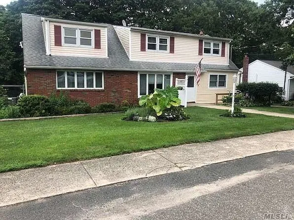 17 Avenue A, Holbrook, NY 11741
