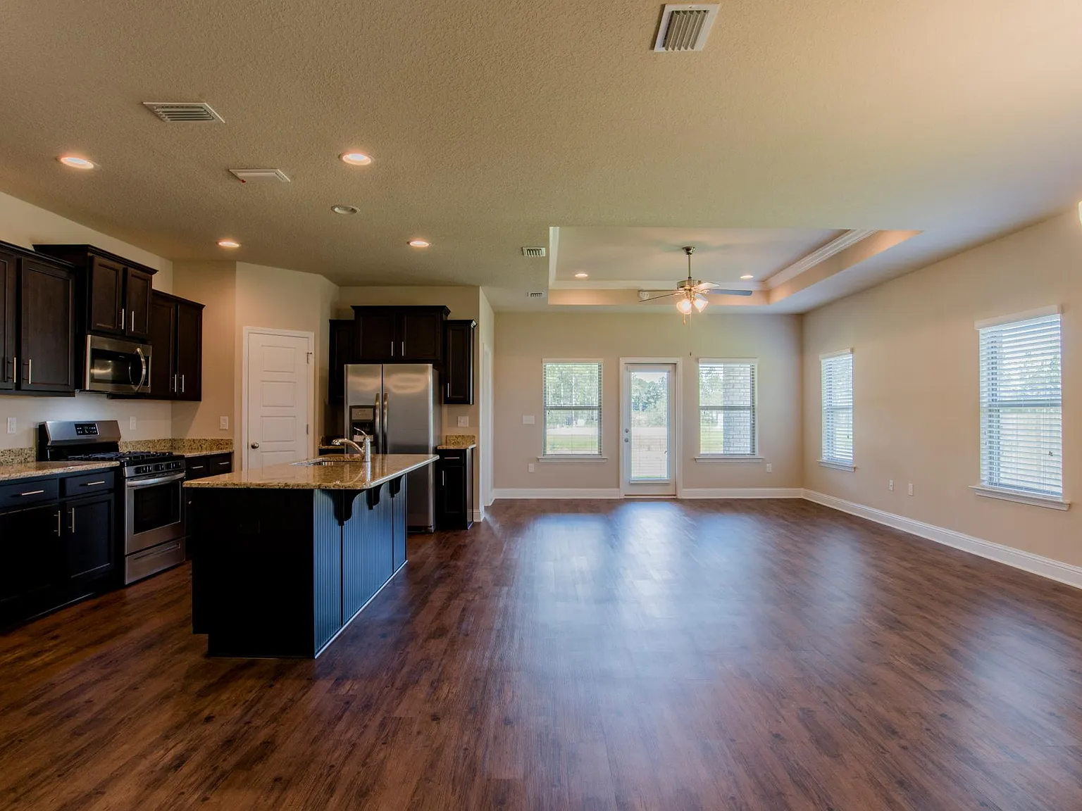 4 bed, 1989 sqft, $2,250 — Photo 4
