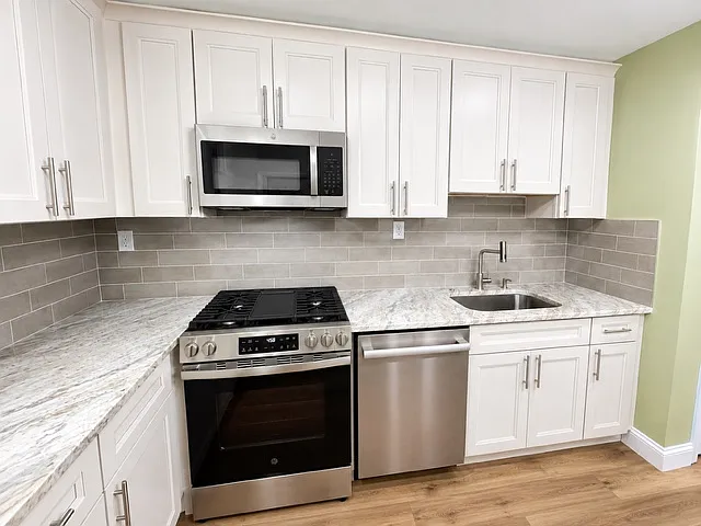 3 bed, 1.5 bath, 1200 sqft, $2,400 — Photo 3