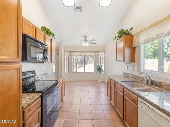 7904 N Roundstone Dr, Tucson, AZ 85741