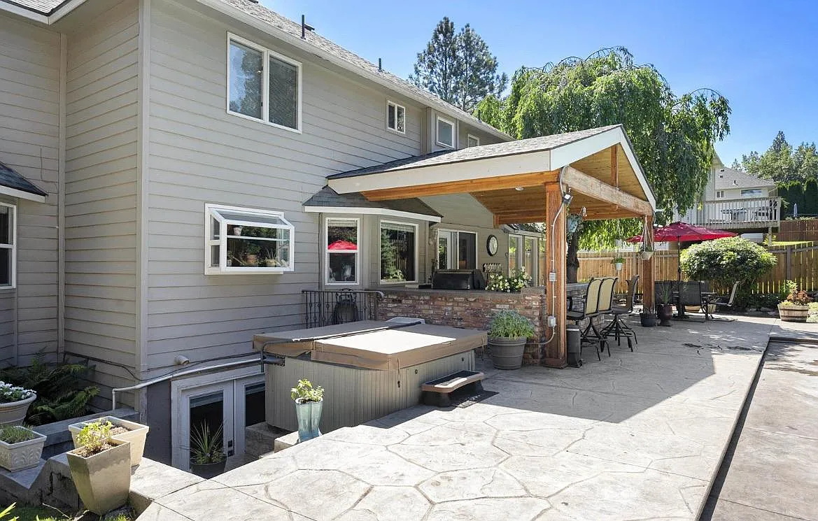 1702 S Koren St — Photo 1