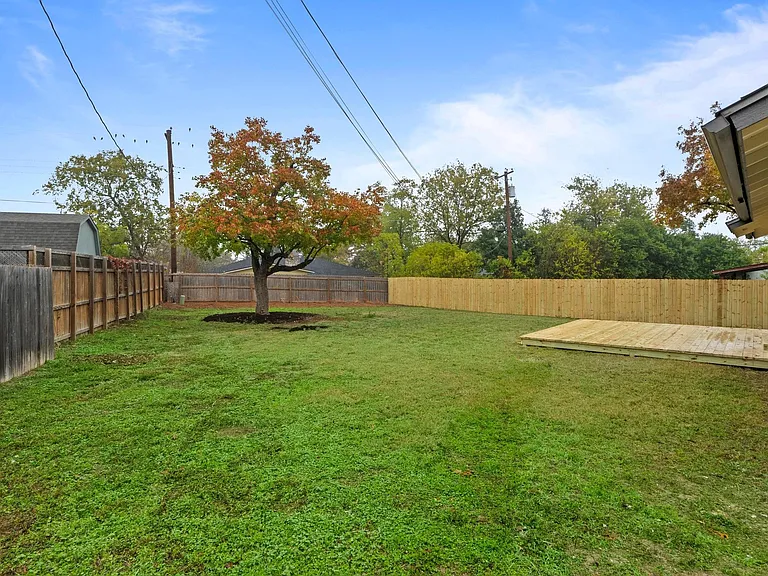 902 Warrington Dr — Photo 17