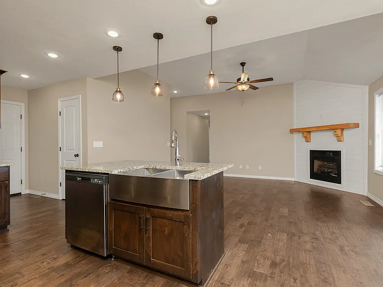 1053 S Christopher Ave — Photo 7