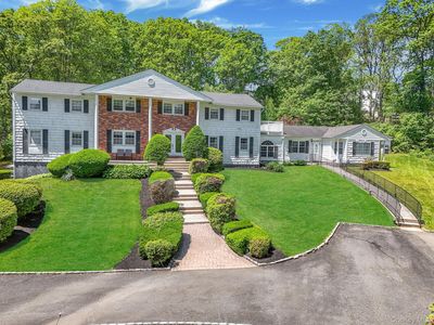 11 Country Squire Court, Dix Hills, NY, 11746