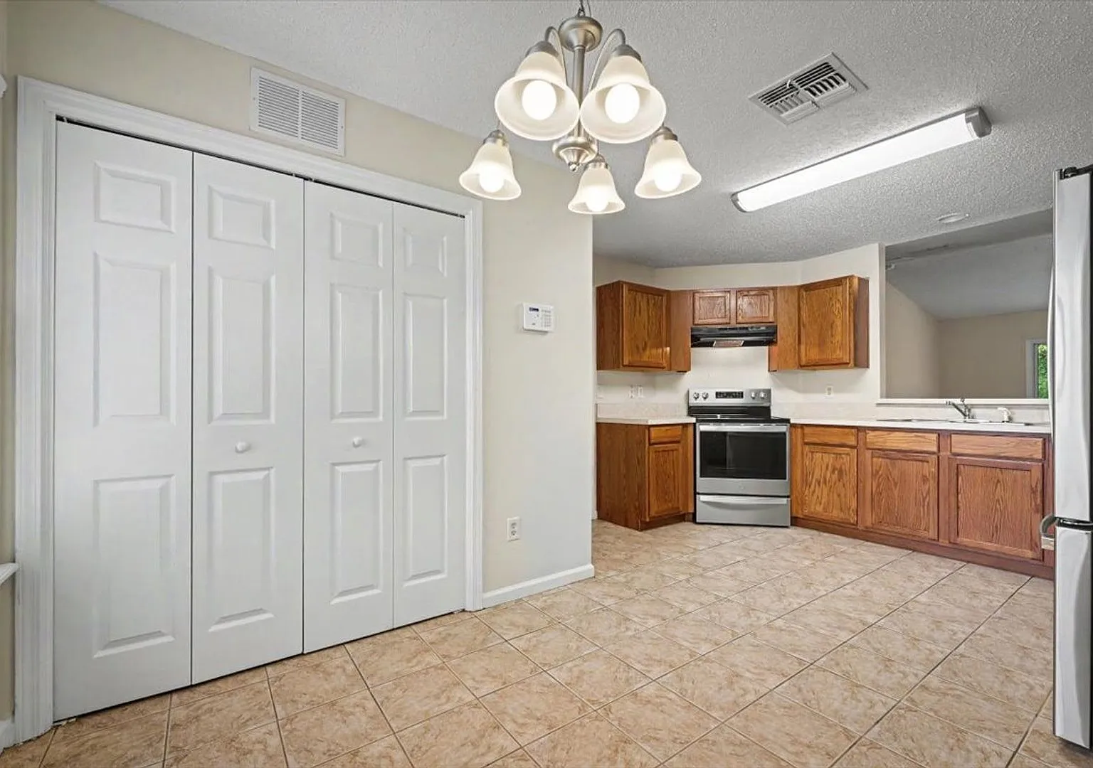 Spacious 3-Bedroom Home with 2-Car Garage & Lawn Care Included! — Photo 4