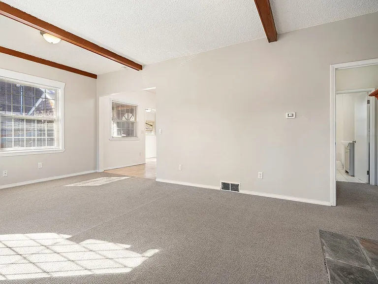 709 McKenzie Ave — Photo 5