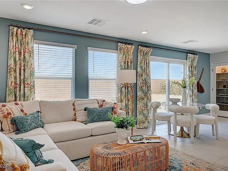 3 bed, 2.5 bath, 1435 sqft, $3,200 — Photo 2