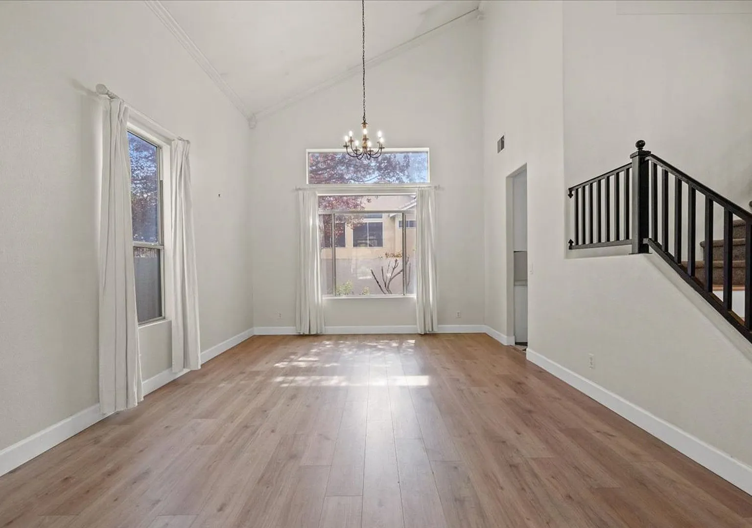 Elegant Summerlin 3bd with Gourmet Kitchen & Private Real Grass Backyard — Photo 3