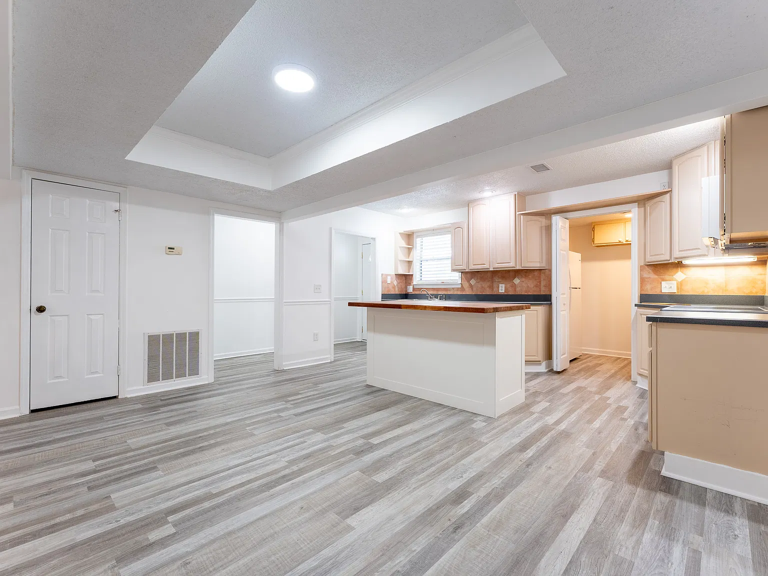 3 bed, 1.5 bath, 1344 sqft, $2,300 — Photo 4