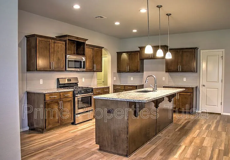 3208 W Fredericksburg St — Photo 3
