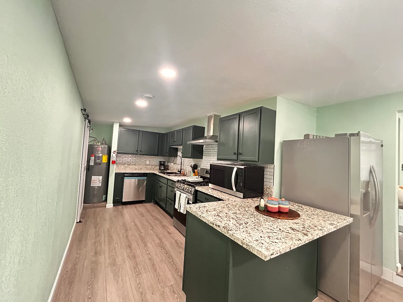 4 bed, 1980 sqft, $3,900 — Photo 2