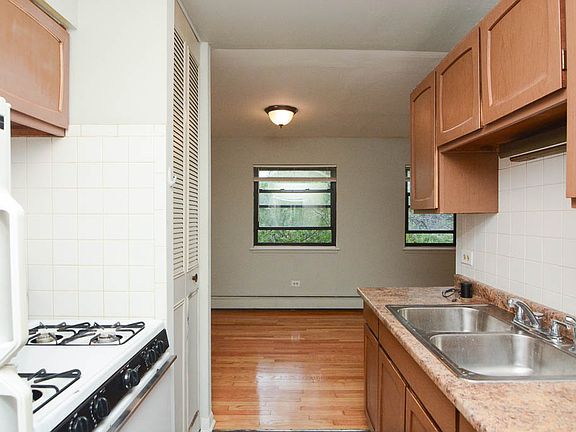 5th image of 510 W Briar Pl APT 504