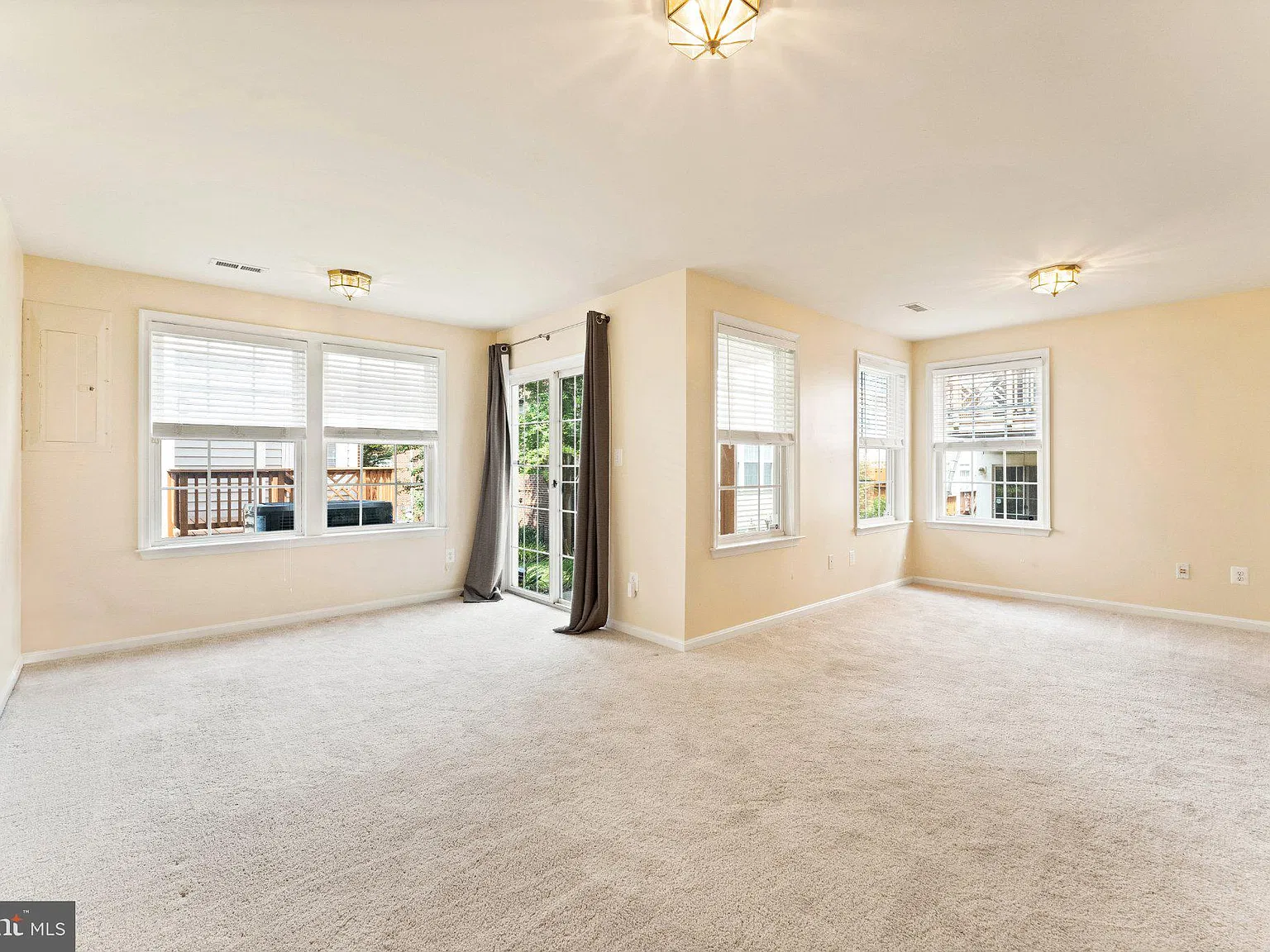 3 bed, 2.5 bath, 2468 sqft, $3,200 — Photo 3