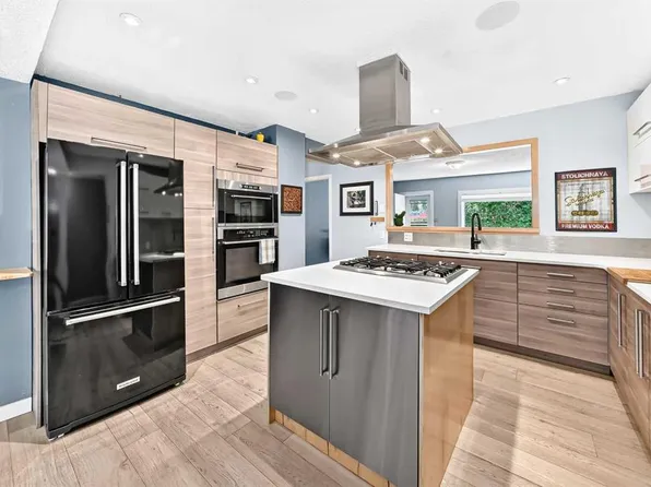 8512 S 33rd Ave NW, Calgary, AB T3B 1M1