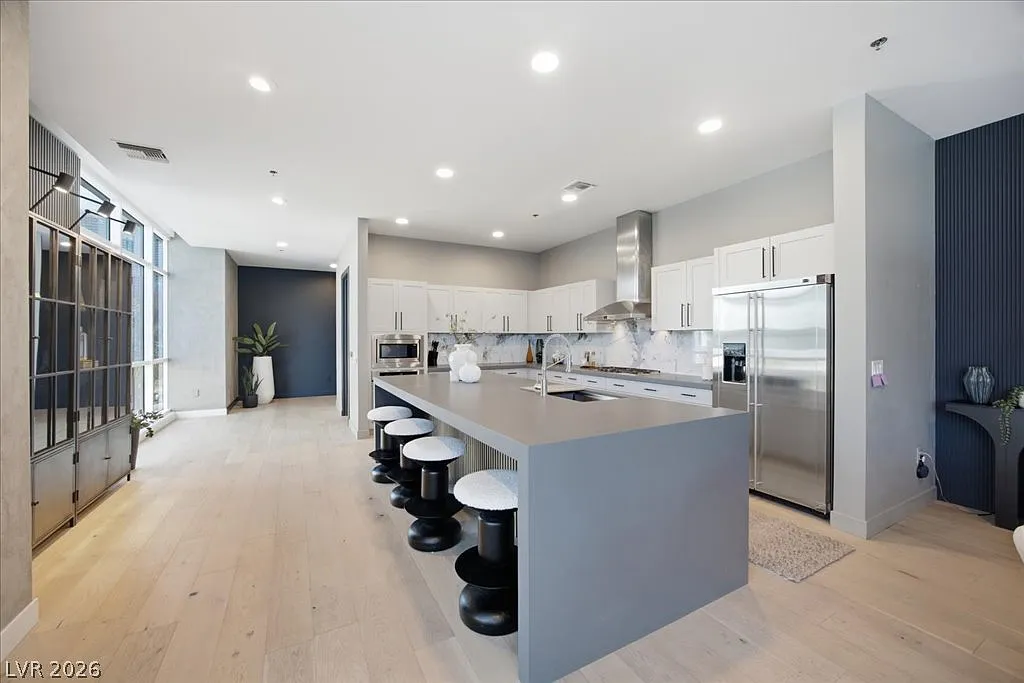 2 bed, 2.5 bath, 2494 sqft, $6,000 — Photo 3