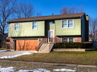 518 Waterford Dr, Lindenhurst, IL 60046