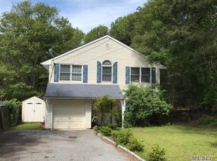 90 Panamoka Trl, Ridge, NY 11961