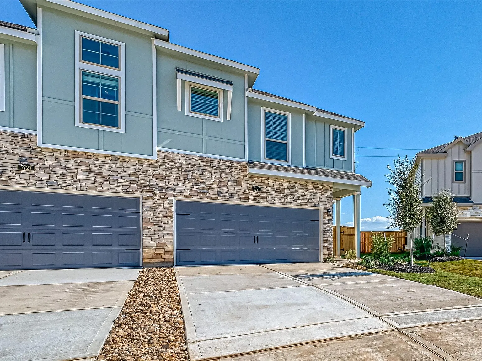 3 bed, 2.5 bath, 1824 sqft, $2,400 — Photo 2