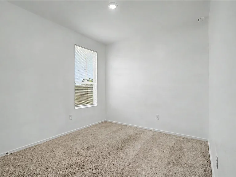 511 Louis Ln — Photo 22