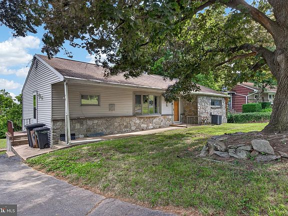 3rd image of 44 Peacock Dr