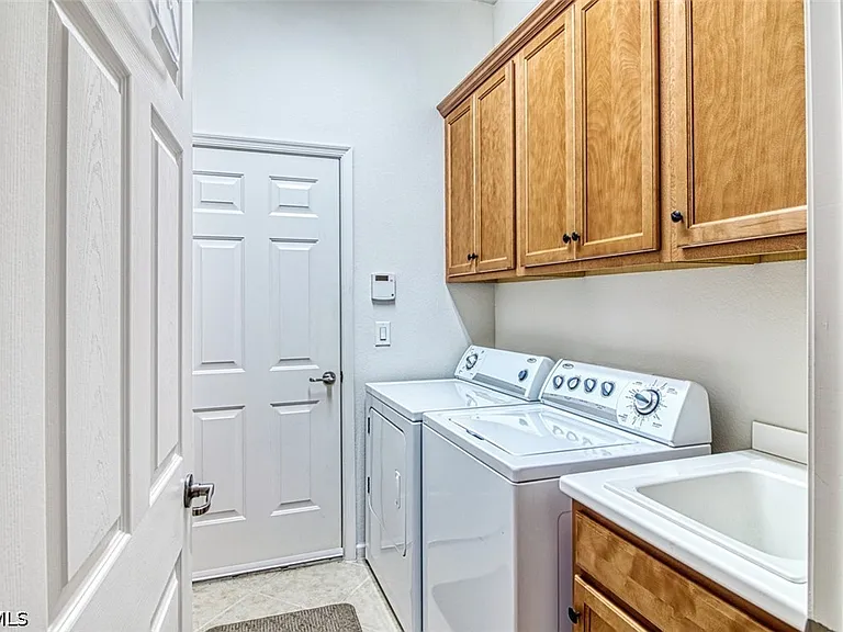 3460 Lakeview Isle Ct — Photo 32