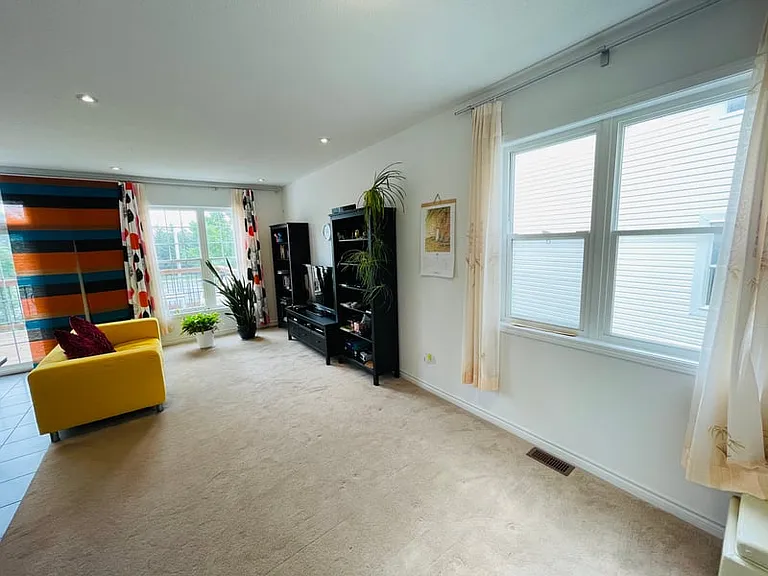 108 Battersea Cres — Photo 4
