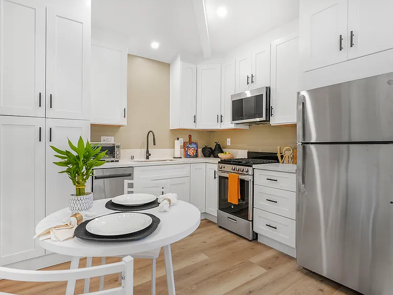 1106 N Beachwood Dr — Photo 12