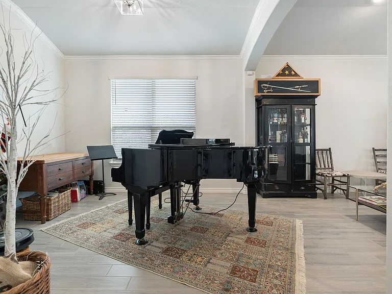 608 Lister Dr — Photo 9