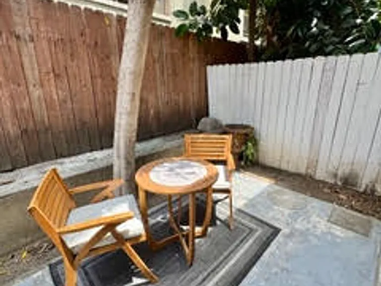8207 De Longpre Ave #6 — Photo 8