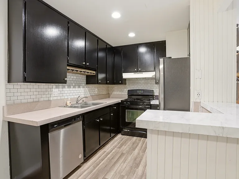 1101 W Macarthur Blvd #271 — Photo 4