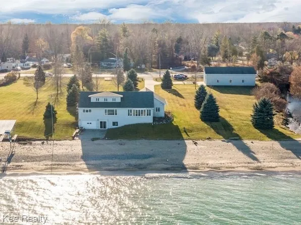 6508 Lakeshore Rd, Fort Gratiot, MI 48059