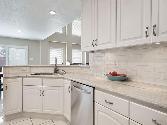 4th image of 3514 Sea Breeze Ln