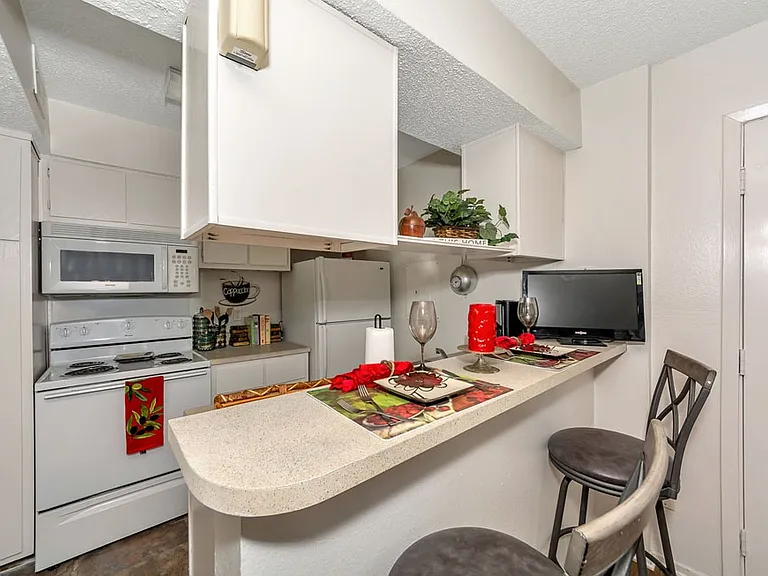 Centerpoint Apartments — Photo 29