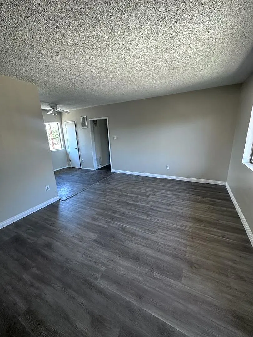 2 bed, 950 sqft, $1,995 — Photo 3