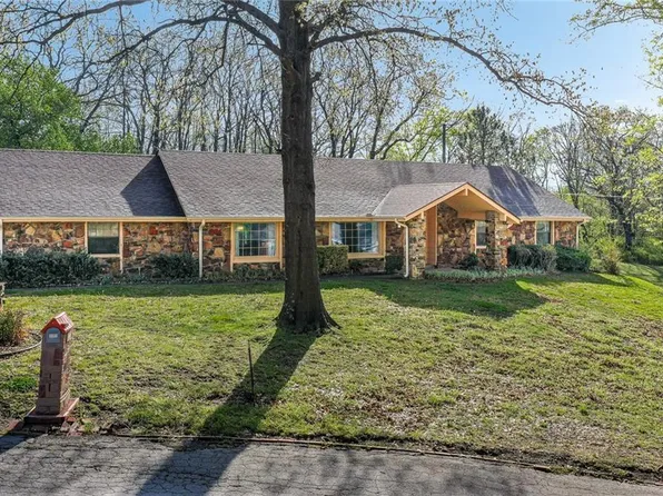 1301 Crestwood Dr, Coffeyville, KS 67337