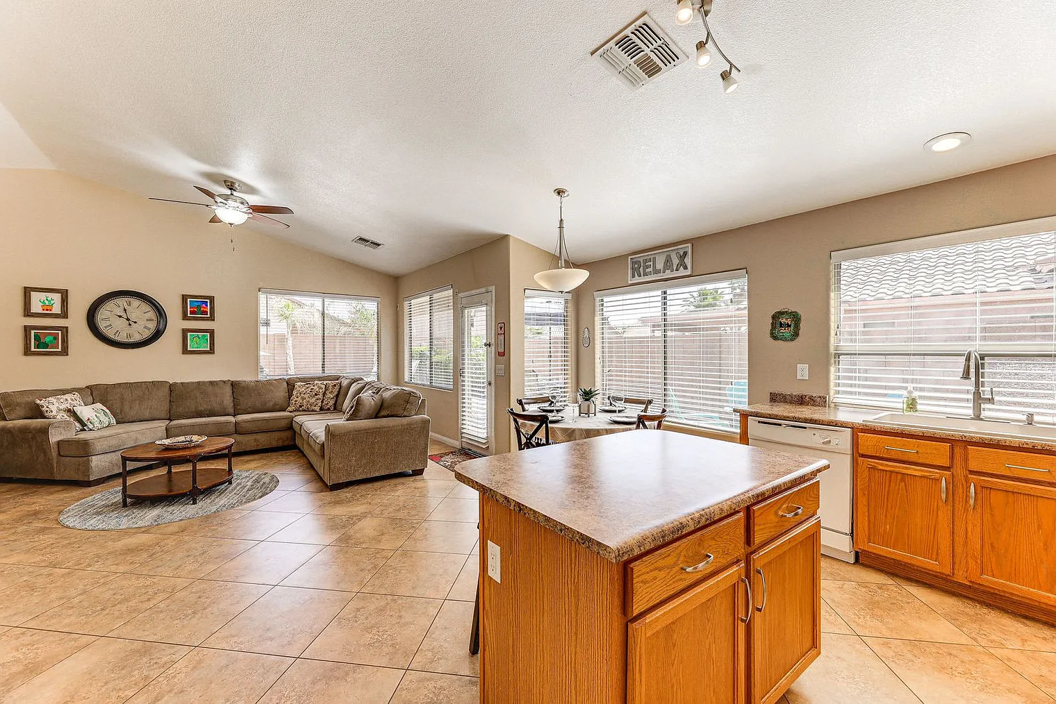 3 bed, 2.0 bath, 1689 sqft, $2,698 — Photo 2